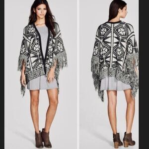 Sun & Shadow Blanket Sweater Boho Festival Aztec Print Fringe Beachy Gray White